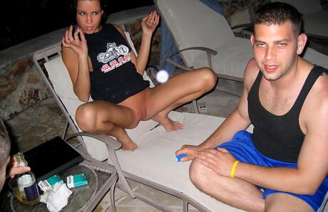 Seksowne Cuties Hailey Young i Tanner Mayes lubi palić
