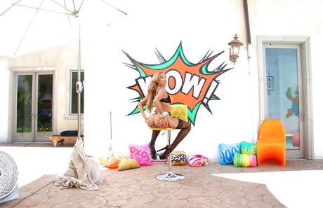 Curious Latin Bombshell Chloe Amour in hete ondergoed legt haar kont buiten bloot
