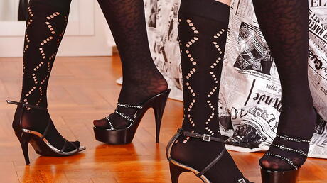 Mamães sensuais Tiffany Rousso e Victoria Swinger fazem uma ação lésbica lúdica
