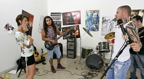 Faszinierender amerikanischer Milf Kayla Synz im Rock, der nach gutem Saugen in ihrer kahlen Muschi gerammt ist
