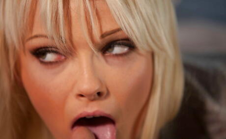 Znakomita American Blonde Zoey Paige uderzyła mocno w ogoloną cipkę po mokrej lodziku
