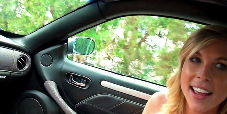 Deluxe blonde Loren Blaine blazende staaf buiten
