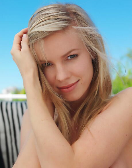 スレンダーでブロンド、若さあふれるマルケタBが大きなフトアゴを見せ、脚を広げる。
