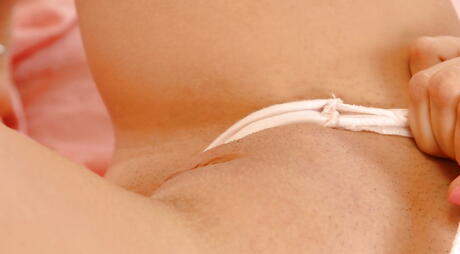 Slim Russische blonde tiener Lina Napoli in hete slipje ontdekt kleine tieten en masturbeert
