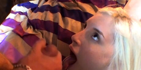 Mycket attraktiva kvinnor Maddy Rose och Piper Perri i Hot Group Sex Scene i klubben
