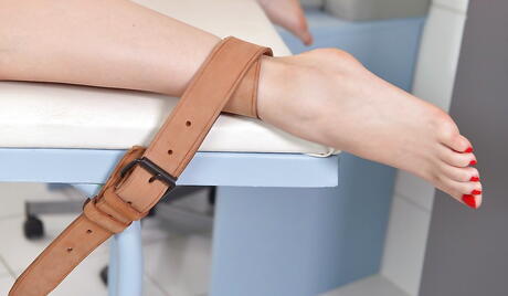 Garotas sexy Kayla Green e Misha cruzam de uniforme, desfrute de preliminares lésbicas
