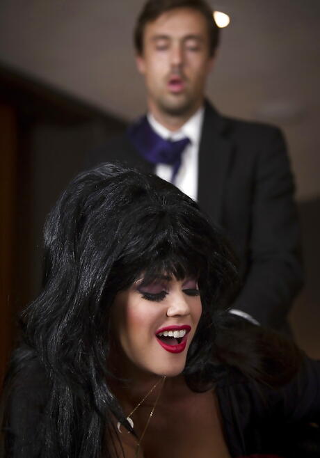 스타킹을 입은 사랑스러운 미국 포르노 스타 앨리슨 타일러가 큰 거시기를 빨고 섹스합니다.
