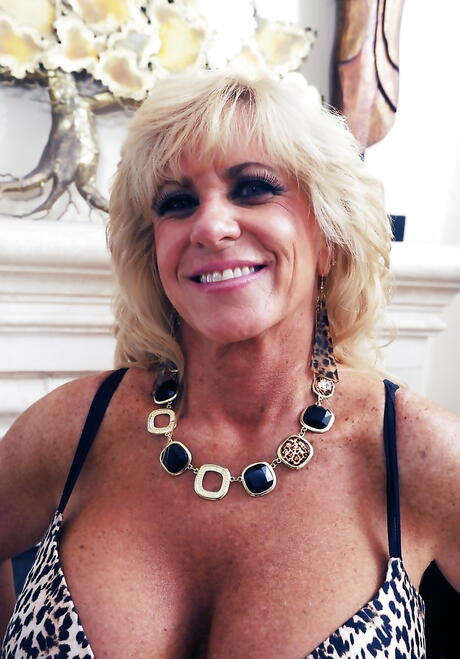 Rubia estadounidense muy atractiva Zena Rey Bares grandes piqueros y traseros