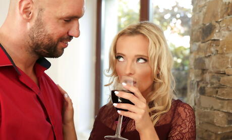 Deluxe blond victoria puur in rok zuigen en neuken enorme pik
