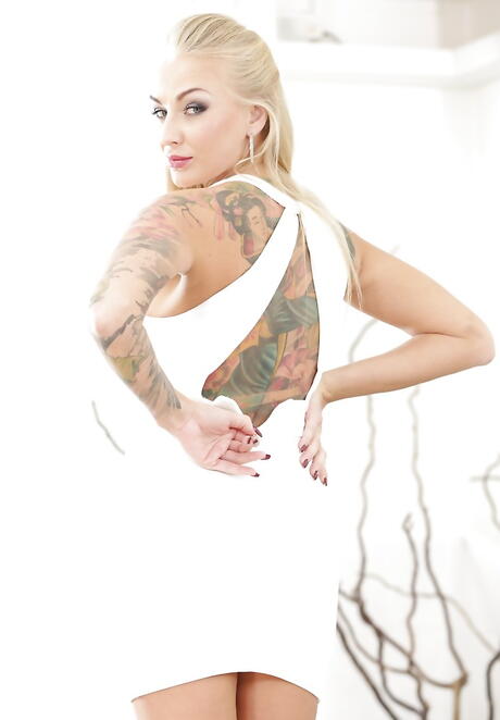 Invitante cutie biondo russo Kayla Green che fa esplodere grandi tette e culo sexy
