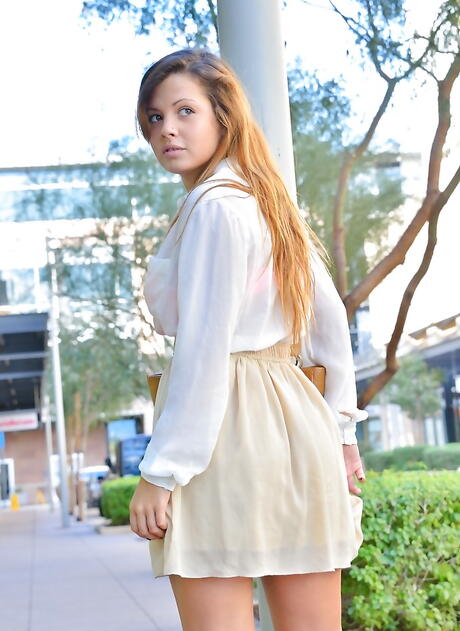 Svelte amerikanske rødhårede ungdommelige Keisha Gray avslørende store pupper og sprer bena utendørs
