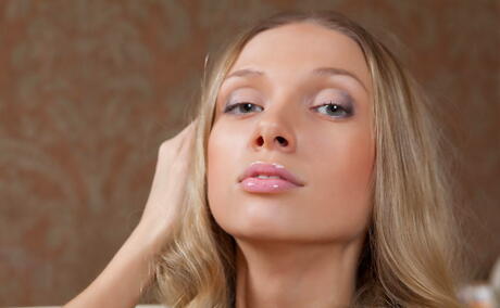 Fortryllende russisk blond augusta crystal i varmt undertøy elsker litt varm fotfetisj
