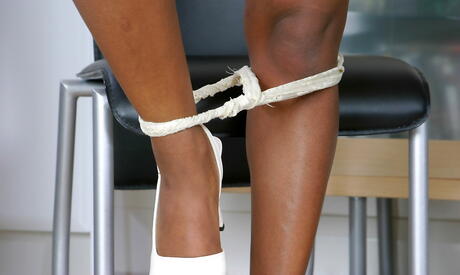 Slank ungdomlig Karis i undies som ställer ut hennes rumpa och rakad fitta
