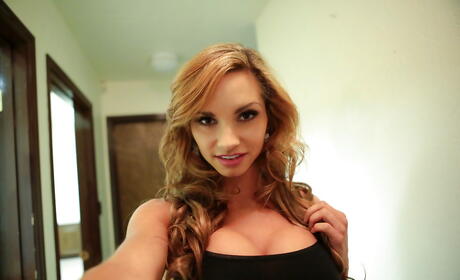 Superbe Américaine Ashley Sinclair Bares Big Boobs and Ass en bureau
