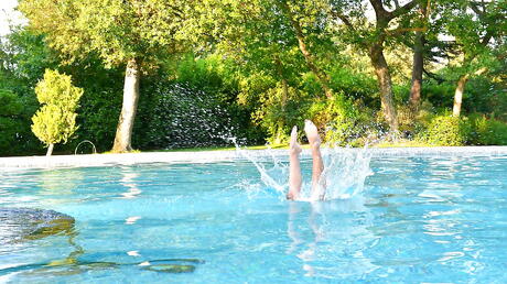 Gorąca brytyjska laska Loulou Petite w pięknym bikini lubi fetysz na gorącą stopę na basenie
