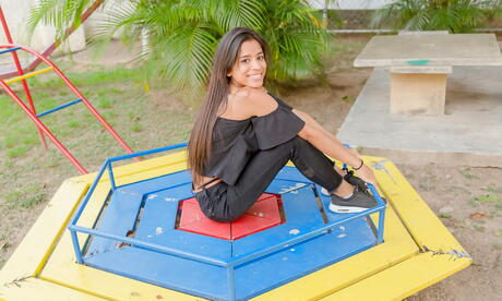 Watch 4 Beauty: Muy atractiva morena latina juvenil Karin Torres en sexy posando en cámara al aire libre