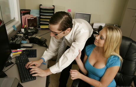 Fantastisk amerikansk blondin Shawna Lenee borrad av kuk på kontoret
