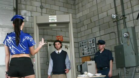 Doskonała amerykańska Milf Carmella Bing w mundurze stroju pieprzona w jej uroczej cipce po gorącym kutasie w biurze
