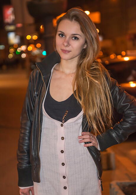 Prachtige blonde jeugdige Karissa -diamant in hete pantyhose die kleine tieten en kale kutjes buiten het blootleggen
