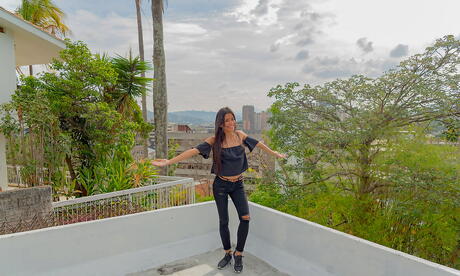 Gracile Latina brünette jugendliche Karin Torres enthüllt winzige Titten und ruckelt nach draußen
