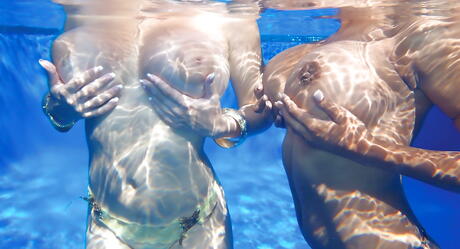 Invitant les bombes Chica et Valory Irene en culotte sexy s