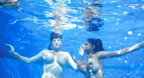 Invitando bombas Chica y Valory Irene en bragas sexys divirtiéndose lesbianas
