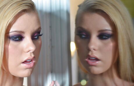 Sexy Latina Young Jessie Rogers revelando pequeñas tetas y culo sexy
