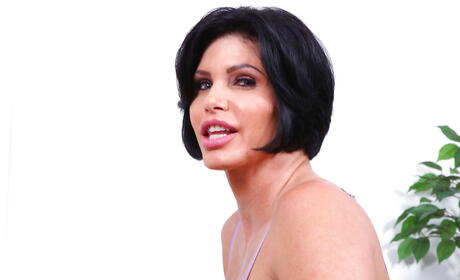 Schwüle -amerikanische reife Shay -Fuchs in heißen Dessous enthüllt große Titten und verbreiten ihre Beine
