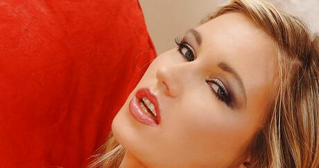 Deslumbrante loira russa Milf Cherry Jul mostra algum fetiche por pés
