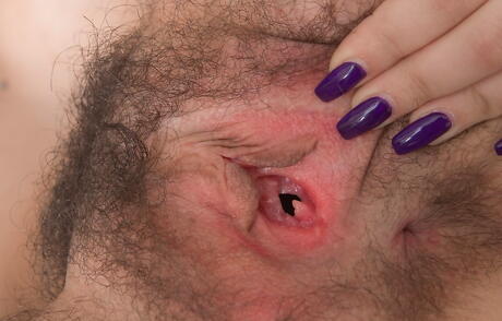 Slanke donkerharige jeugdige amaliya in hete ondergoed vertoont grote boobies en harig poesje
