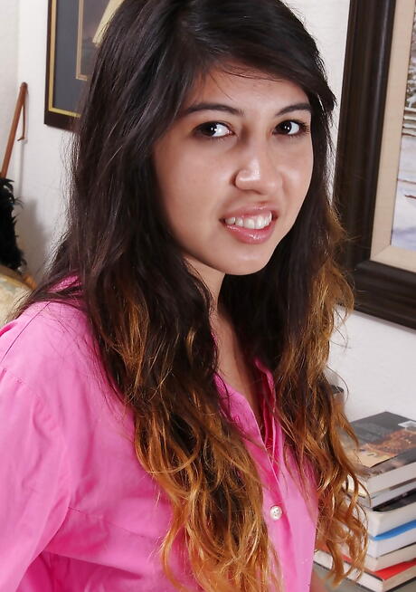 فوكسي في سن المراهقة لوسي جيمس يكشف عن تيتز كبيرة وبلد كس
