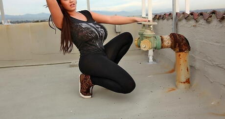 Glamorøs brittisk mørkhåret Leanne Crow i softcore skyde udendørs
