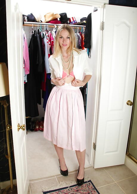 魅力的なアメリカ人ブロンド・ミルフ、エヴァ・ミシェルが巨乳とマンコを披露
