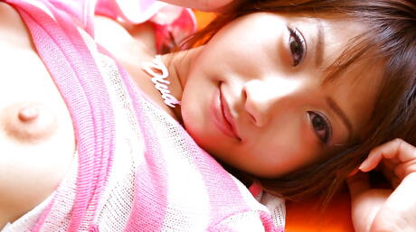 Deluxe japonês babe Haruka Morimura em calcinha quente exibe sua bunda
