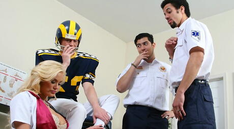 Zauberer kanadischer Milf Shyla Stylez im uniformes Outfit, das nach gutem Blowjob gebohrt wurde
