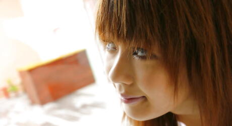 Adolescente japonés muy atractiva Sakurako en bragas denuda tetas pequeñas y trasero caliente
