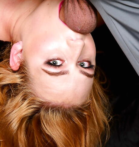 섹시한 미국 금발 뚱뚱한 미아 블레어가 막대를 목구멍으로 삼키고 뜨거운 정액 샷을 찍습니다.
