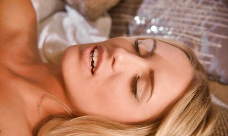 Nubile Films: Sehr attraktive russische blonde jugendliche Jessi Gold in Unterwäsche, die nach dem Saugen des Schwanzes gefickt wurde