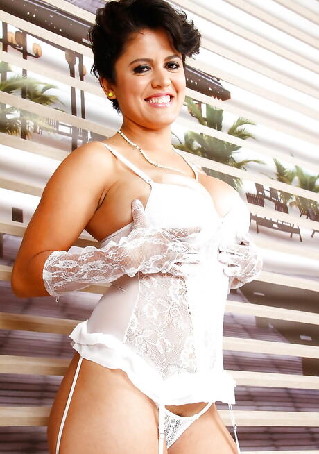 La mignonne latine enchantente Carol Paixao en lingerie révélant les gros seins et la chatte
