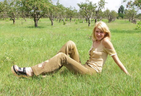 Formelig blond ungdommelig Tanya i sexy undies som viser barbert fitte utenfor
