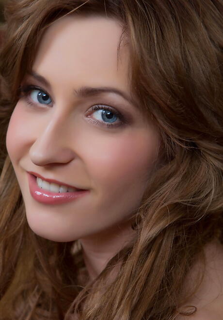 Gracile tenåring Janelle B som viser små pupper og sprer bena
