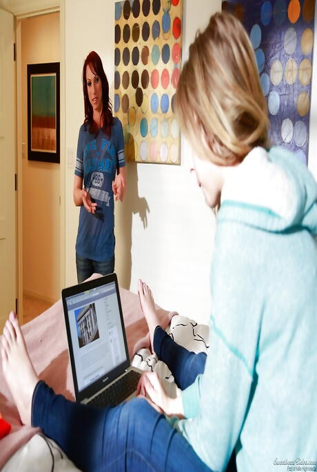 Wandelige schoonheden kuisheid Lynn en Nicki Hunter in jeans likken natte kutjes en hebben schaar plezier
