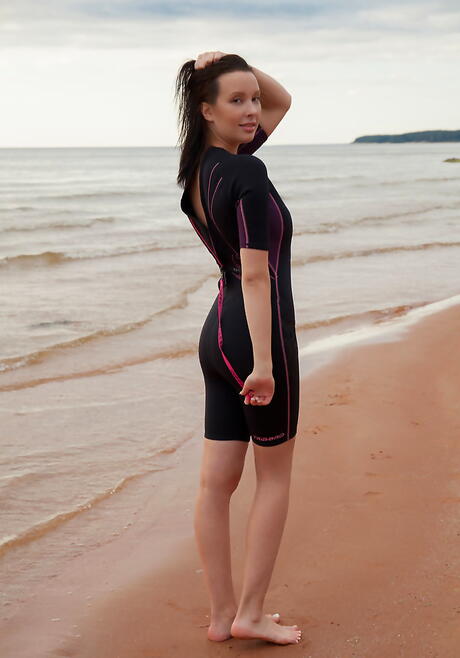 해변에서 큰 가슴을 보여주고 다리를 벌리고있는 매우 매력적인 갈색 머리의 젊은 아가사
