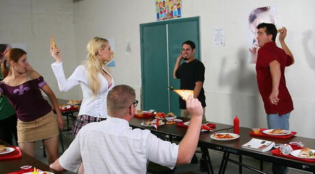 Fantastisk amerikansk Kagney Linn Karter rammet i fitta hennes etter våt blowjob
