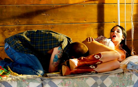 Eccellente bruna latina Missy Martinez duro scopato nella bella figa dopo aver succhiato la canna
