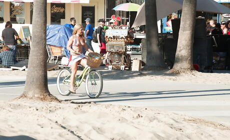 Nyfiken amerikansk blond ålder Stevie LIX ställer ut sin röv på stranden
