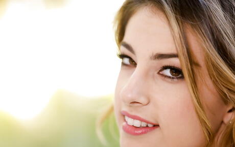 Uitstekende Amerikaanse pornoster Kristen Scott onthult kleine tieten en kont
