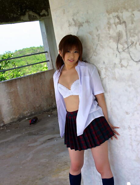 Deluxe Japaner Hottie Miyu Sugiura in heißen Dessous enthüllt ihren Hintern im Freien
