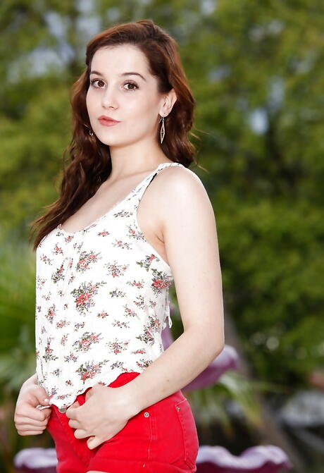 Saftig amerikansk mørkhåret ung Kasey Warner i undertøj, der udviser små bryster og varmt røv udendørs
