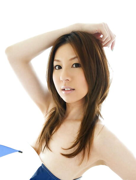 Het japansk brud Tatsumi Yui i shorts exponerar hennes röv utomhus
